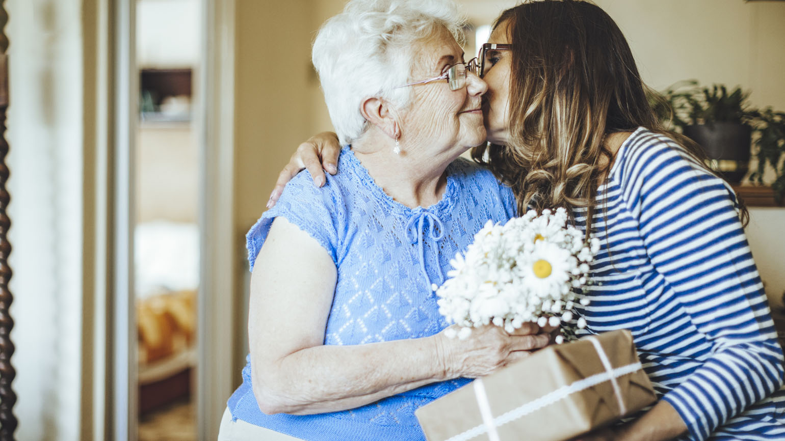 Meeting Your Mom’s Needs on Mother’s Day When She Has Memory Loss